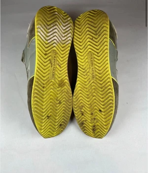 Philippe Model TRPX - Snygga sneakers från Philippe Model i grå och beige toner med inslag av limegul på plösen och sula. Ovandel i mocka, mesh och syntet med snörning och rund tå. Ikonisk sköldlogga på sidan och kontrastdetaljer som ger en cool vibe. Detta är en förbeställning, snabbast frakt 3 dagar. Pris kan diskuteras.