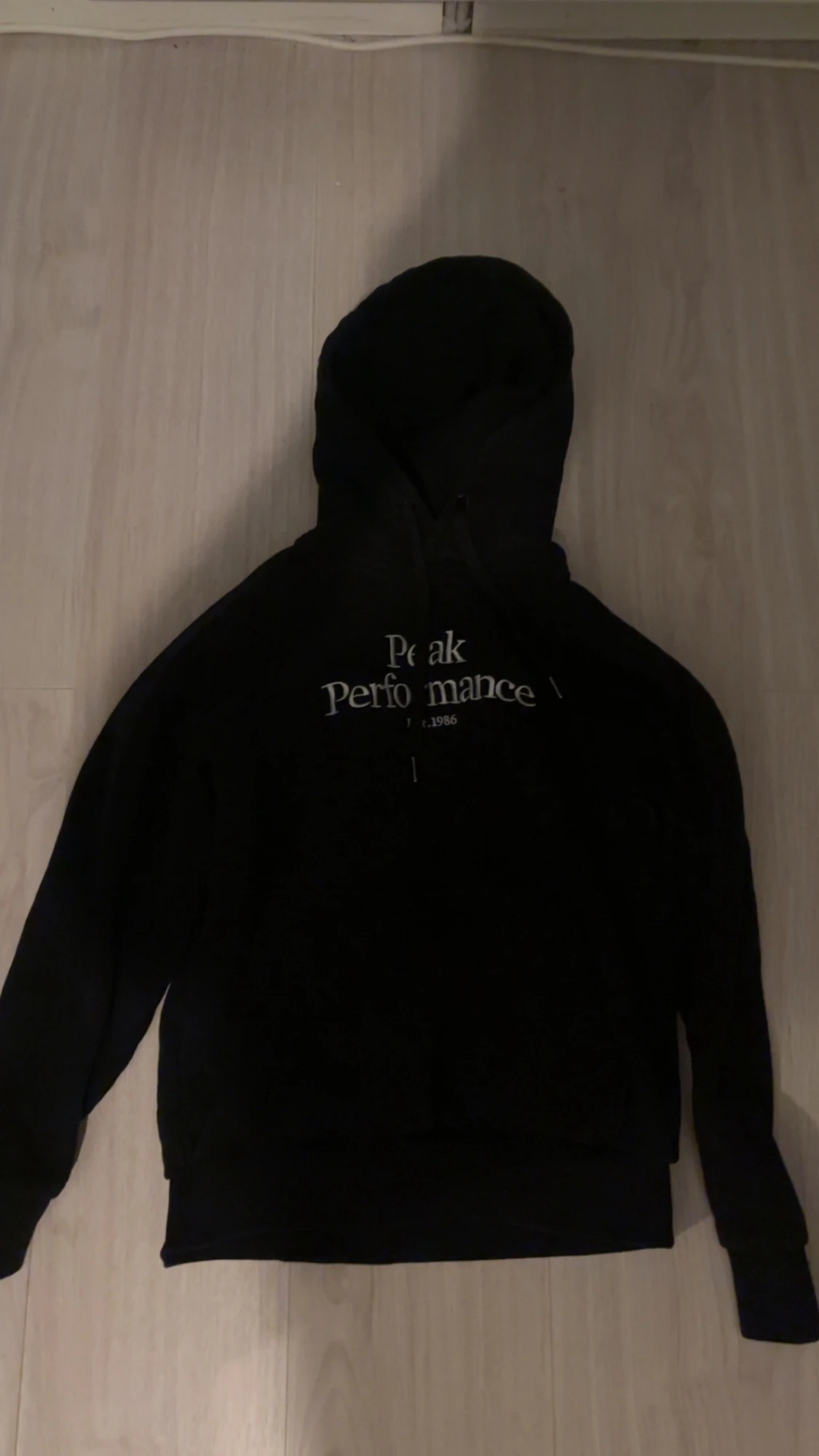 Svart hoodie från Peak Performance - 1