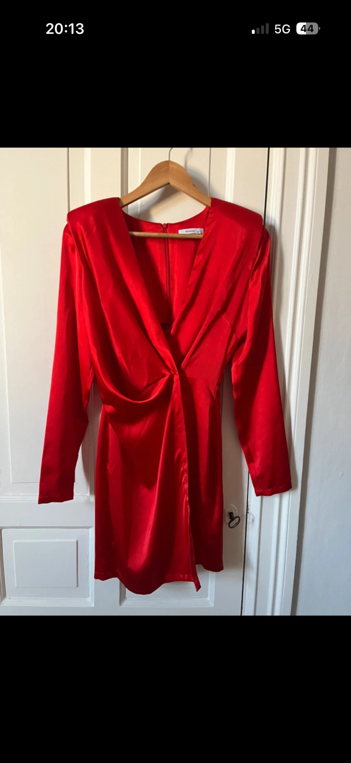 Röd omlottklänning i satin