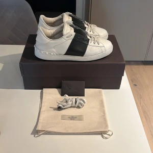 Valentino Garavani Open sneakers vit/svart - Valentino Open (100% äkta) - Färg: Svart - Skick: 7/10 - Storlek: 40/41 - Tillbehör: Original låda, dustbag, kort och extra snören - Hör gärna av dig vid frågor / AR Resell ⚜️
