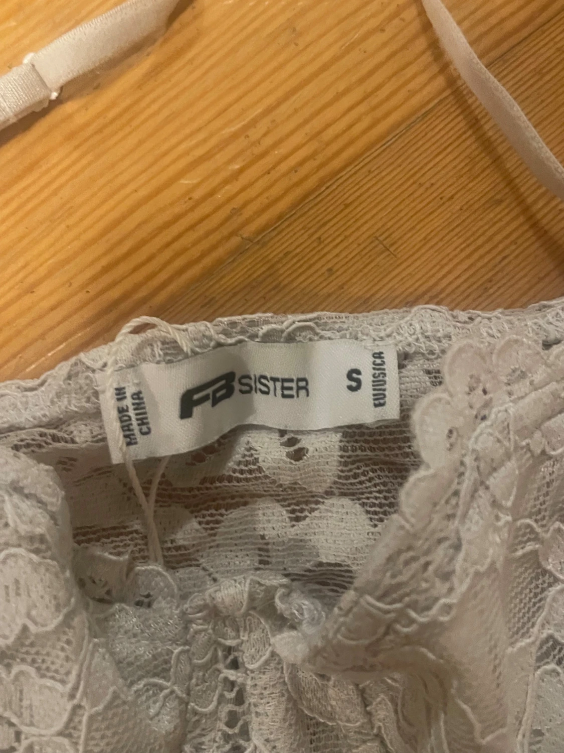 Vit spetsig linnetopp från FB Sister - 1