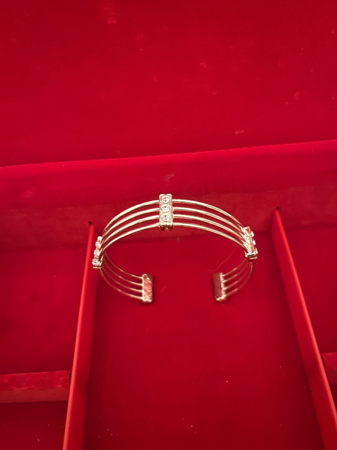 Silvrigt armband med glittriga stenar - 1