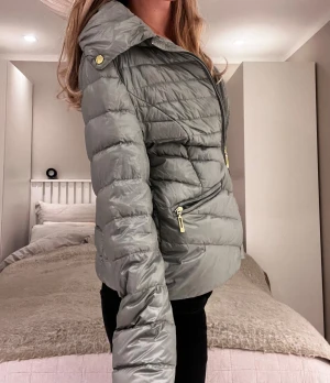 Grön/blå pufferjacka🩵 - Snygg blå/grön/grå pufferjacka med guldfärgade dragkedjor. Lik den långärmade herno jackan. Säljs ej utan ärvt den men den är knappt använd alls av någon. Från märket isolee i stl 38 passar jätte bra på mig som vanligtvis har S/XS❤️