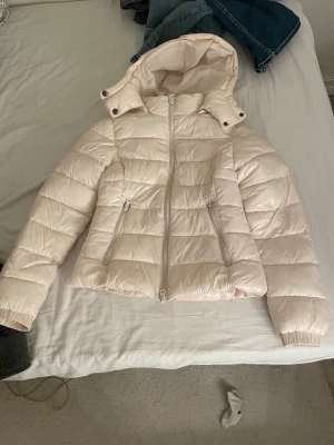 Vit populär jacka från lager 157 - HEELT NY säljer för att det var fel storlek 💕💕