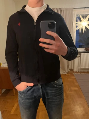 Mörkblå Polo jacka  - Säljer denna sjukt snygga jackan från Poll⭐️ Färgen är mörkblå och storleken är M✅ Den har inga defekter och skicket är utomordentligt🙌🤝 Sjukt najs passform och passar perfekt till hösten🍁🙌 Tveka inte på att höra av er dig vid minsta fråga eller fundering😊