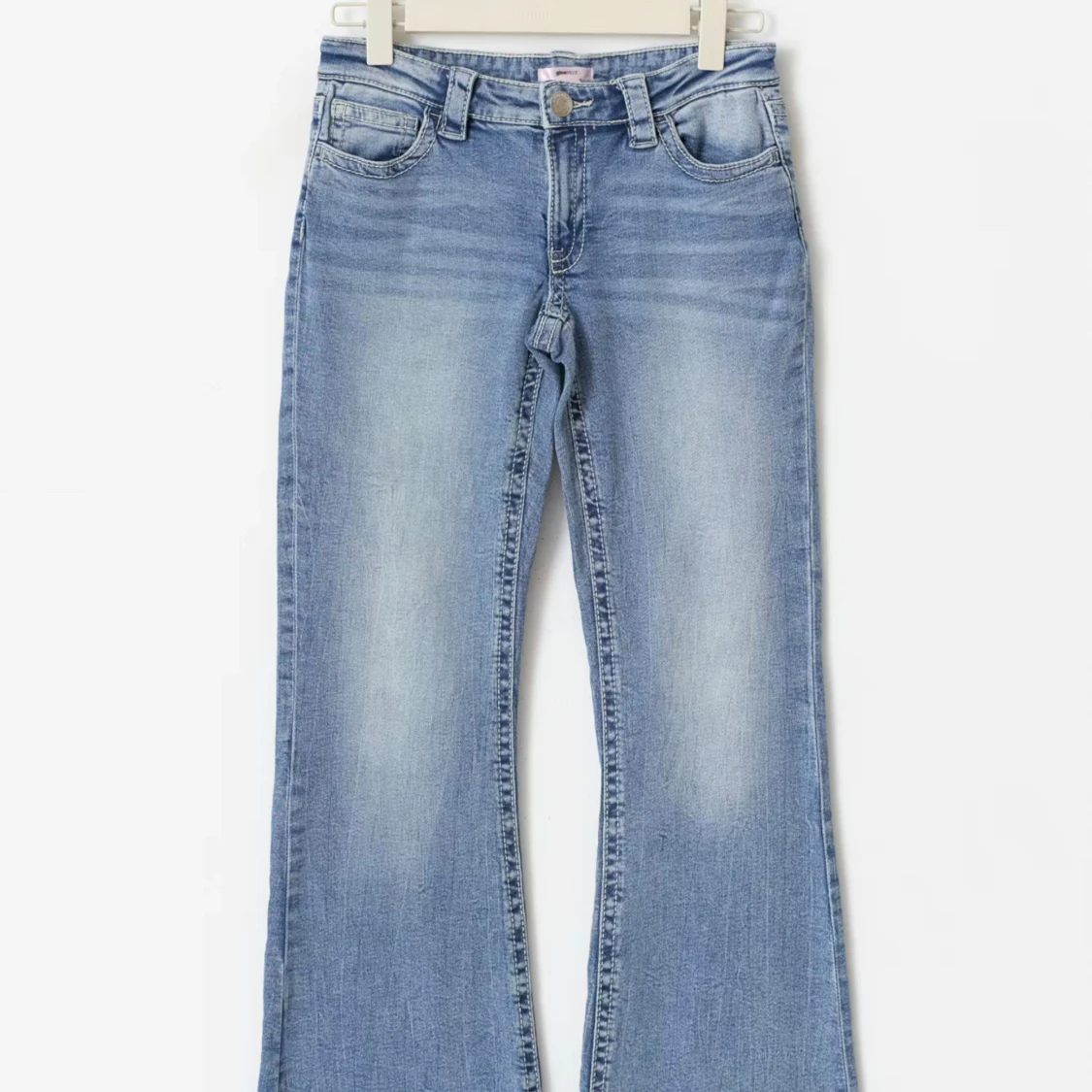 Bootcut ljusblå jeans med fickdetaljer