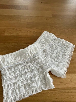 Spets shorts - Spets shorts med volang🦢