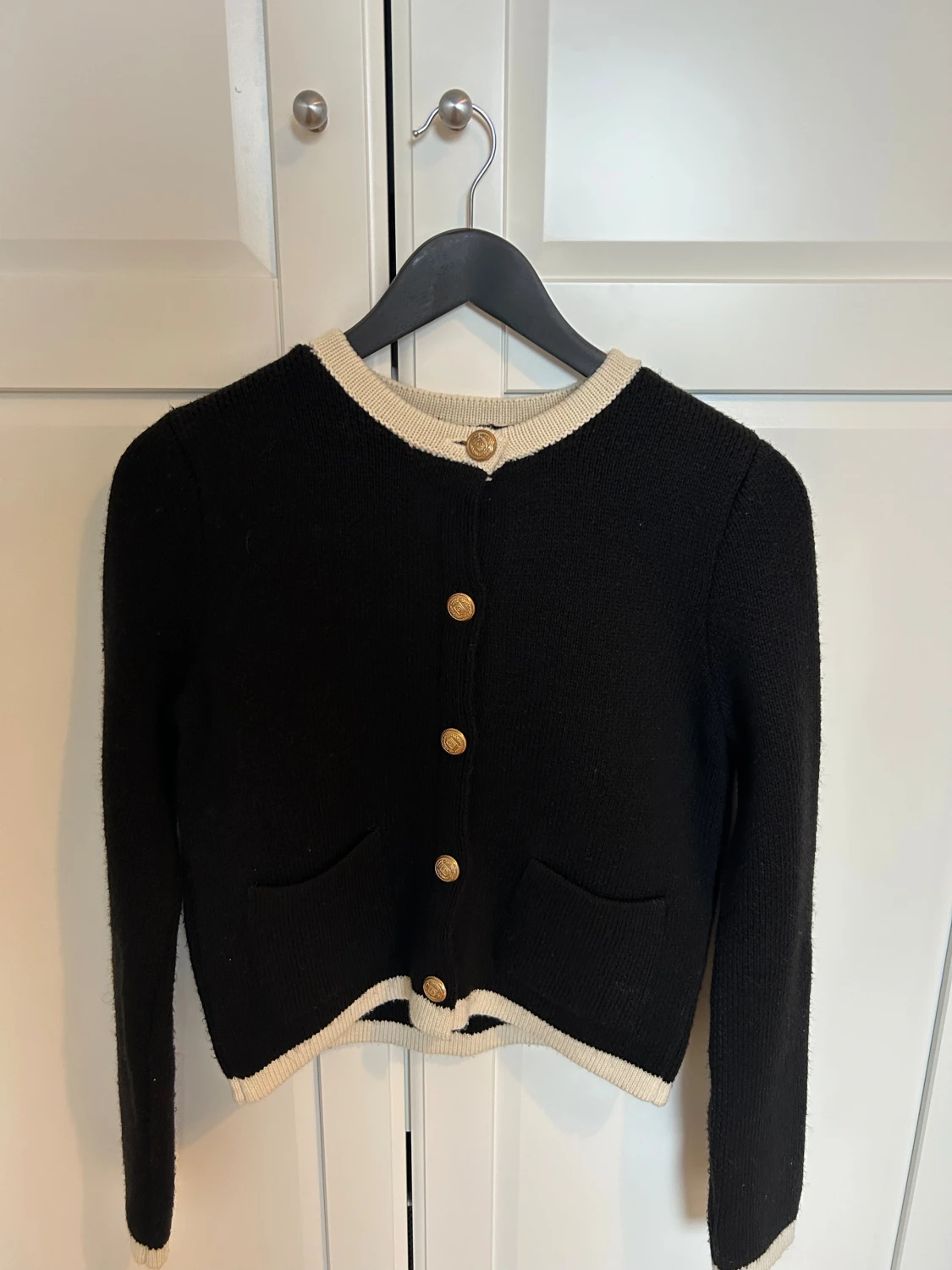 Svart kofta med guldfärgade knappar Zara - 2