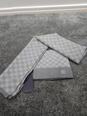 L och V mössa och halsduk  - Mössa och halsduk från L och V perfekt när de är kallt ute❄️. Har du några frågor tveka inte att skriva. 