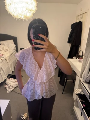 Rosa leopardmönstrad blus - Har blivit använd ett fåtal gånger, är jätte skön att ha på sig!