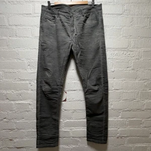 Poéme Bohémien SS25 Dirty Green Jeans - Cold-dyed dirty green (grå grön färg). Slimfit jeans från SS25. Knappt använda. Nypris: 5500 SEK