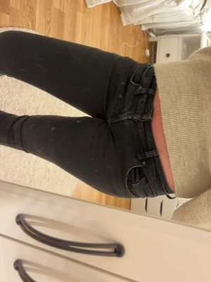 Ltb jeans - Svarta ltb jeans i modellen Roxy😊bootcut och lågmidjade, där finns mycket tecken på amvändning! 