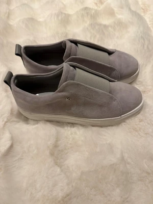 Grå K.Cobler sneakers  - Skorna är i nyskick har endast gått inomhus! De är lite försmå för mig tyvärr…väldigt lika axel arigatos skor.