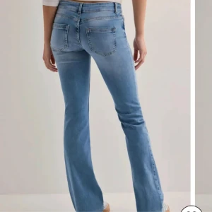 jeans - jeans från only i strl xs längd 30 sprättat upp längst ner så dom är lite längre