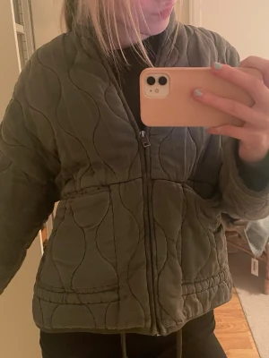 Quiltad grå jacka från Zara - Jätte snygg jacka från Zara 🩷 Köpt innan sommaren och har använt den, men den har hållt sig i super bra skick!