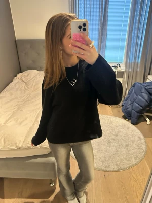 Ljusgrå bootcut jeans - Säljer ett par ljusgrå jeans med bootcut-snitt. Jeansen har en klassisk femficksdesign och är tillverkade i ett mjukt denimtyg som sitter skönt. Perfekta för dig som gillar en avslappnad men ändå trendig look. Skriv privat för mer bilder eller frågor❤️