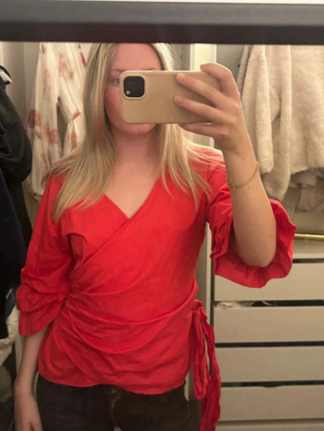 Röd omlottblus med knytband