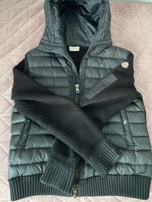 Moncler Cardigan - Väldigt fin och har inga problem. Storlek S men passar XS. Tveka inte att fråga om detaljer eller något ni undrar över.