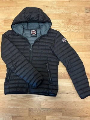 Svart pufferjacka från Colmar - Säljer denna schyssta vinter jackan från colmar då den blivit lite lite för liten för mig. Skicket är bra förutom en liten liten defekt som knappt syns ( se bild 3). Jackan passar folk mellan 175-188, storlek 48 vilket mostavsrar S. Pris 1499kr. Pris kan diskuteras vid snabb affär. Hör av er vid frågor eller funderingar. 