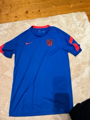 Fotbollströja - Blå Nike fotbollströja med röda detaljer och Atlético Madrid-logga