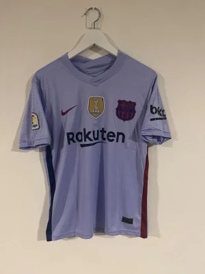 FC Barcelona 2021/2022 bort matchtröja - Säljer en riktigt snygg Barcelona-tröja. Lila med rosa, blåa och svarta detaljer, i riktigt fint skick – använd ca 2 gånger. Perfekt för samlare eller för dig som gillar klassiska fotbollströjor. Storlek passar som M men funkar också som S. Om du har några frågor eller vill se fler bilder är de bara att skriva!🙂 Kolla gärna på mina andra artiklar, så kanske du hittar något du gillar!