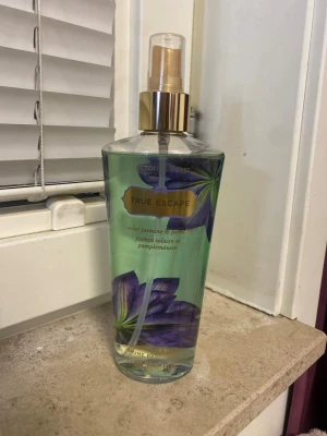 Victoria's Secret True Escape mist - Fräsch body mist med solar jasmine och pomelo. Perfekt för dig som vill ha en lätt och uppfriskande doft. Snygg flaska med blommigt motiv, enkel att ta med i väskan.
