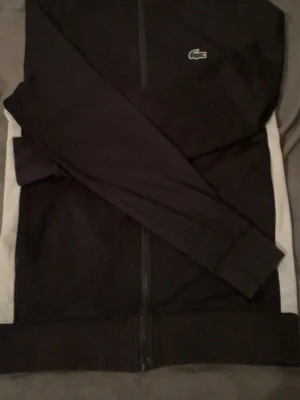 Lacoste kofta - Så fin o skön Lacoste kofta bra till alla årstider och den är väldigt fin!! 