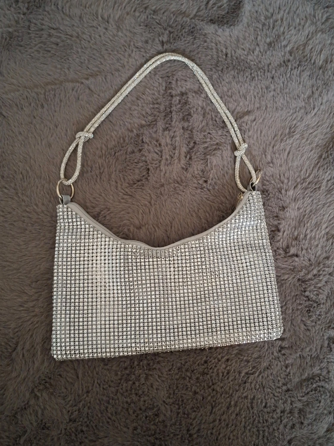Glittrig silver axelväska