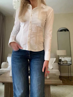 Figursydd skjorta  - Superfin figursydd skjorta! Väldigt liten i storleken💗