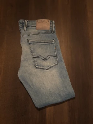 Ljusblå Replay  jeans  - Säljer ett par Riktigt fräscha ljusblå Replay jeans | Dem är i mycket bra skick förutom början på ett hål mellan benen | Storleken är W32 L32 men är mer som 31-30 i waist.                                         Tveka inte på att skriva vid ytterligare frågor!😁