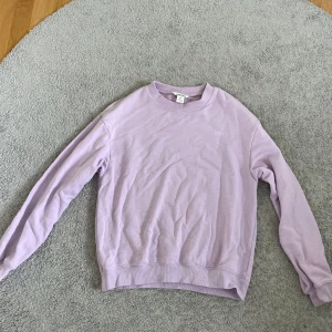 Ljuslila tröja från Monki - Superfin ljuslila tröja från Monki i mjuk bomull. Storlek xxs men passar som xs/s också. 