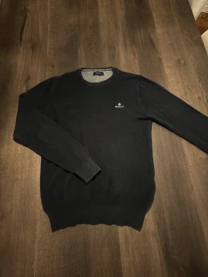 Mörkblå stickad tröja från GANT - Säljer denna fräscha tröjan från GANT | Den är i mycket bra skick | Storleken är S.                      Tveka inte på att skriva vid ytterligare frågor!😁