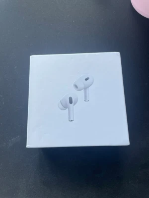 AirPods Pro (2nd Generation) MagSafe USB-C - Säljer AirPods Pro (2nd Generation) med MagSafe-laddningsetui (USB-C). Produkten är i nyskick med originalförpackning och tillbehör. Aktiv brusreducering, transparensläge och hög ljudkvalitet. Perfekt för både musik och samtal. Inga synliga defekter eller slitage.