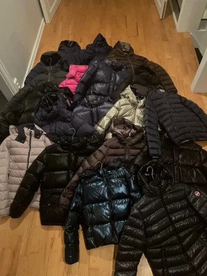 Vinterjackor från Ralph lauren och colmar! - Tjenerix, har en massa fina vinterjackor som jag säljer till ett bra pris, storlekarna är mellan xs-m i vuxenstorlekar, skriv till mig vid minsta intresse och kolla profilen för fler bilder på respektive jacka, hör av er vid frågor och funderingar🙌🤝