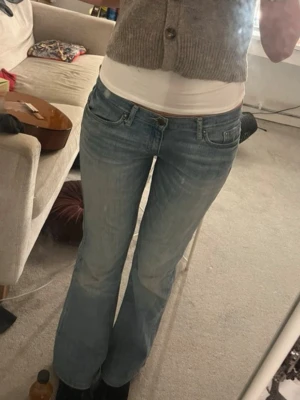 Low waisted jeans - Snygga lågmidjade jeans från märket ”abercrombie and fitch”💕Väldigt bra skick och säljer då de tyvärr var förstora för mig..🥲Är köpta på vinted för 500 kr + frakten (ca 560kr) så vill helst inte gå ner så mycket i priset..men detta går att diskuteras🥰❤️