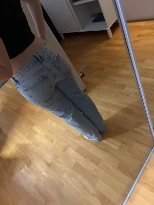 Ljusblå raka jeans  - Ljusblå raka low waist jeans från Gina Tricot