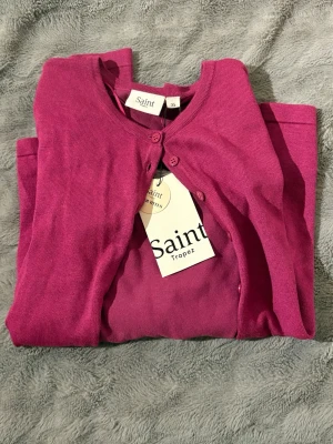 Lila kofta från Saint Tropez  - Snygg kofta som är helt ny. Originalpris är 350kr.