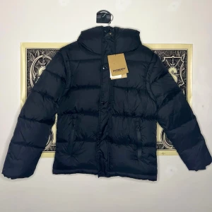 Burberry jacka svart - Burberry jacka svart i ny skick, kan också bli till väst, pm vid frågor eller för detaljerbilder.