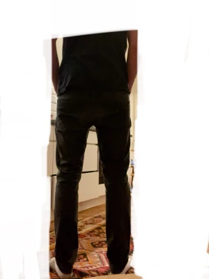 Svarta straight jeansbyxor - Säljer ett par svarta jeansbyxor med klassisk straight passform. Byxorna har fem fickor och normal midja, vilket ger en clean och tidlös look. Materialet är slitstarkt jeans och färgen är mörk svart, perfekt för dig som gillar en enkel och snygg stil.