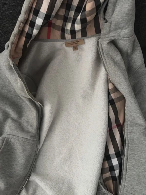 Burberry hoodie - Används ej därför säljes den