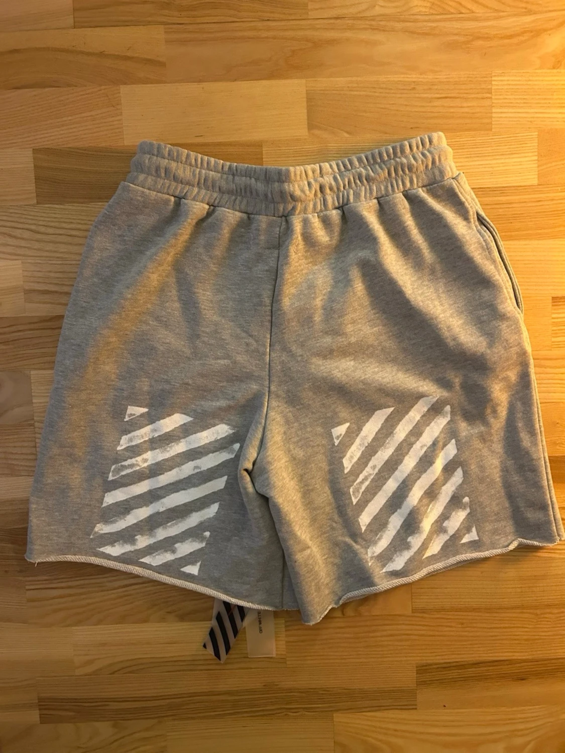Grå Off-White shorts med snörning - 5