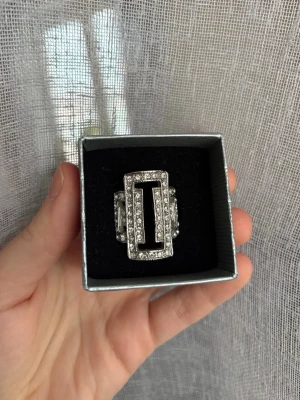 Stor tjockare silverring - Silverring (ej äkta silver) i storlek 18. För stor för mig så knappt använd. I mycket fint skick. Köpt i butik, antingen Guldfynd eller Albrekts guld. Asken medföljer ej.