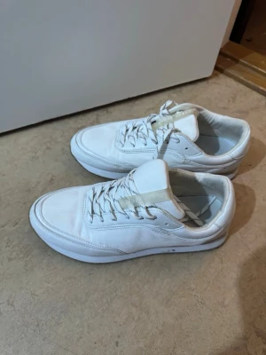 Vita sneakers  - Ett par vita sneakers i stl 38 säljs för 150 kr. 