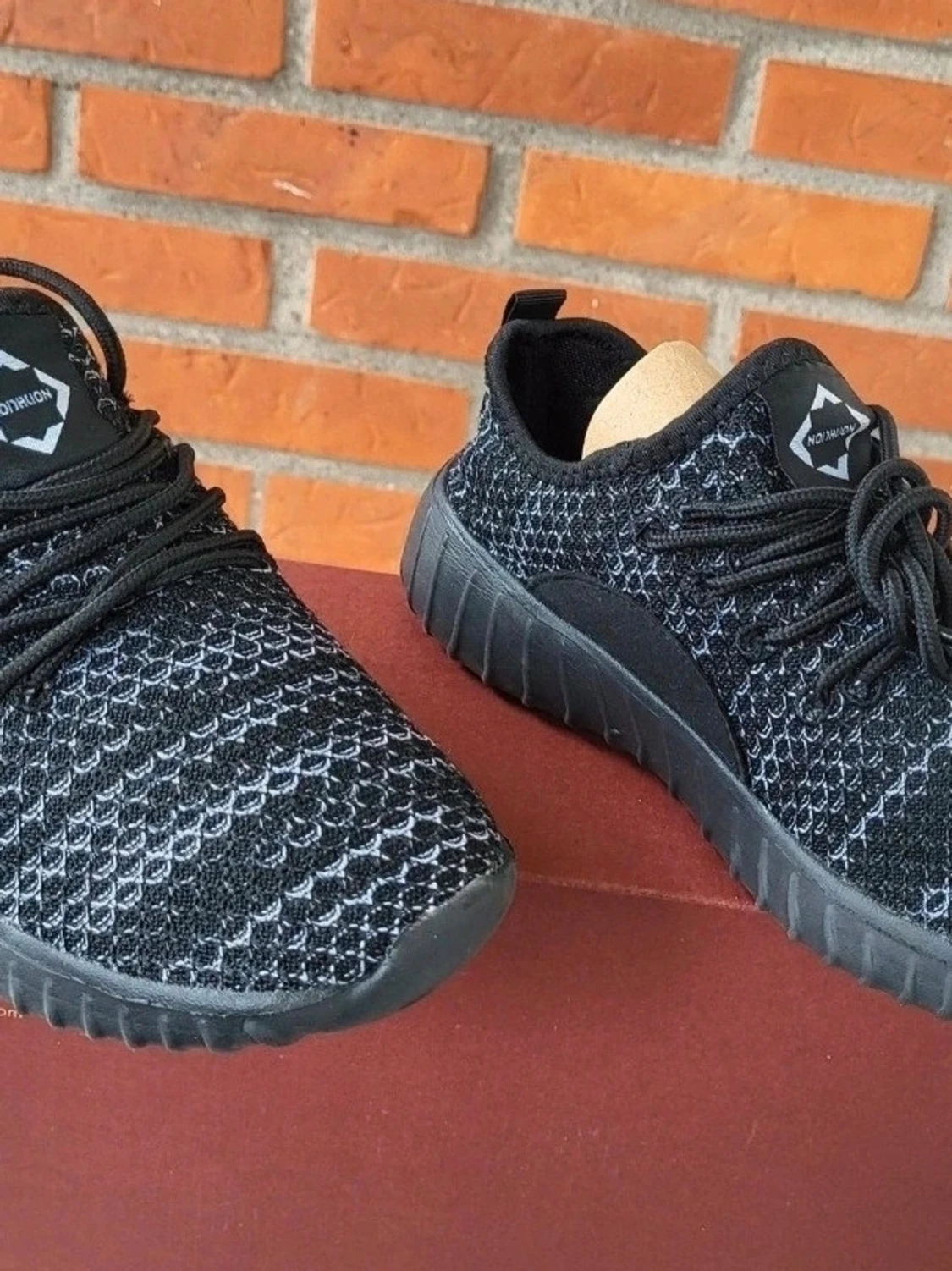 Svarta sneakers från NoDalion strl 36 - 1