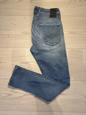Replay jeans - Riktigt feta Replay Anbass Hyperflex | Skick: 9,5/10 | Nypris: 1899 kr | Storlek: W31 L32 | Inga defekter 🙌 | Hör av er vid minsta fundering 🙌🤝