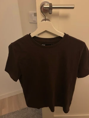 Bikbok T-shirt - Brun T-shirt ifrån bikbok i strl. S. Endast använd två gånger. 