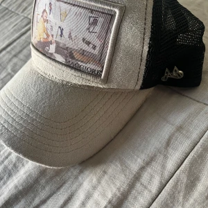 MAGGIORE keps - Säljer en limited edition grå keps från Maggiore. Motiv på Versace. Dustbag och låda ingår.