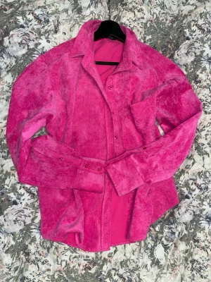 Rosa manchester overshirt från Zara - Säljer en oversized rosa overshirt från Zara i mjuk manchester. Skjortan har klassisk krage, bröstficka och knappar framtill samt vid ärmsluten. Perfekt för dig som vill ha en statement-piece i garderoben.
