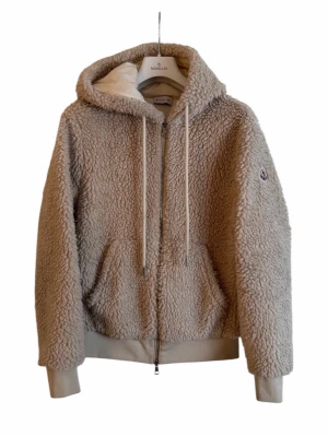 Moncler Flece Cardigan  - Moncler Teddy Cardigan, nya säsongen slut såld överallt. storlek M. Skick 9/10. Pris 5590kr finns att köpa på våran hemsida, Fashionels.com