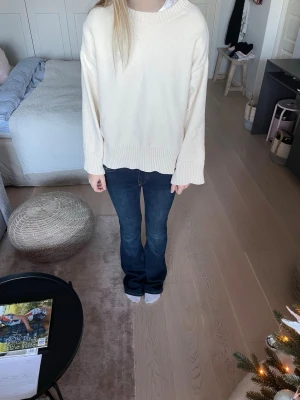 Vit stickad tröja från Pull&Bear - Säljer en vit stickad tröja från Pull&Bear i storlek S. Tröjan har en loose passform, ribbade muddar vid ärmslut och nederkant samt rund hals. Perfekt för dig som gillar enkel och clean stil med lite oversized känsla.